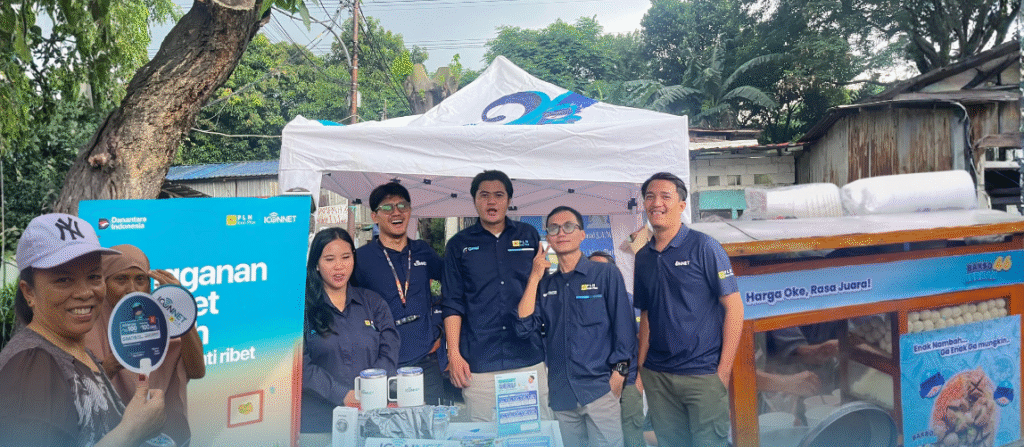 Tim ICONNET berbagi bakso gratis bersama warga Kecamatan Makasar dalam rangka Hari Pelanggan Nasional, internet rumah terbaik dari PLN.