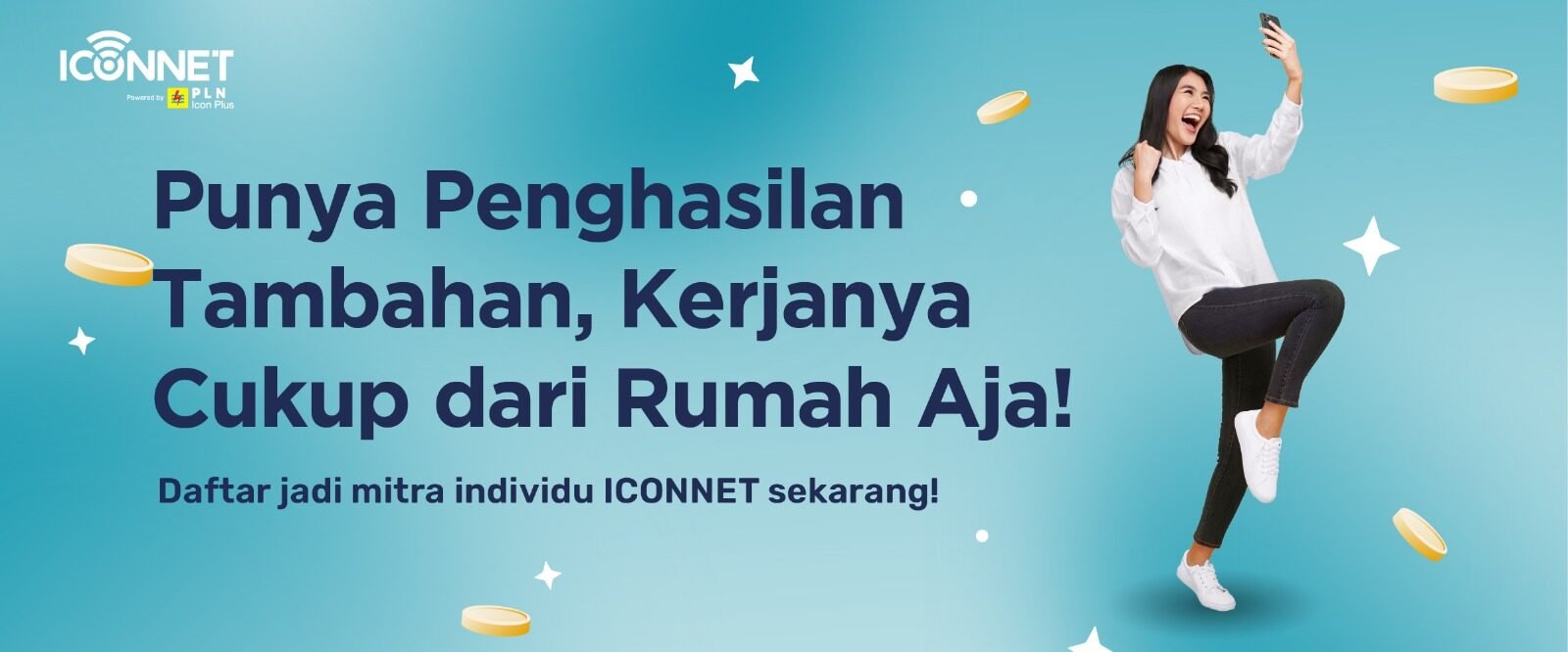 Promosi Agent- ICONNET INTERNET PLN Perempuan memegang ponsel dengan ekspresi senang, promosi mitra individu ICONNET.